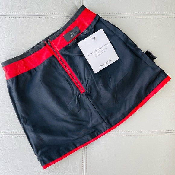 NWT! Veda
Lambskin Leather Mini Skirt
In VIBRANT RED
Size: Small
Brand New❣️ - Picture 12 of 17